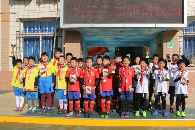 男子钓到珍稀甲鱼，因其外观劣弃之惹争议